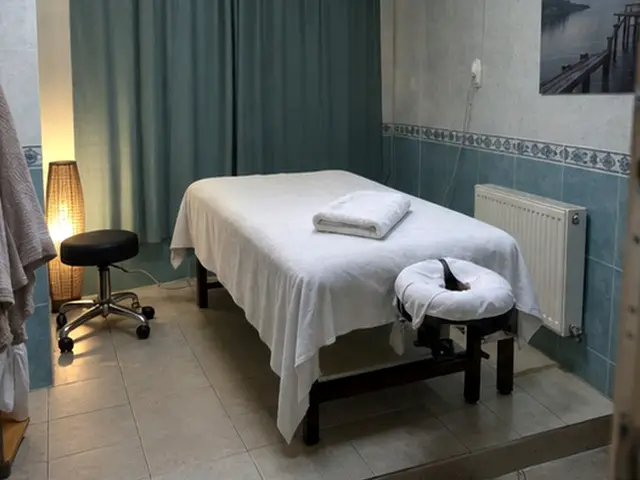 Mavi perdeli odada masaj masası ve tabure — Konaklar, Masaj Salonun